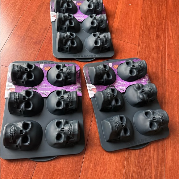 Halloween theme Trudeau silicone Black Skull Jumbo Cupcake Pan mold easy release - Picture 1 of 10